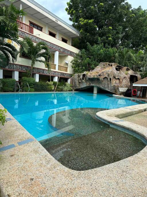 Alona Park Residence - 3 Bedroom Apartment- Alex And Jesa Unit Panglao Exteriör bild