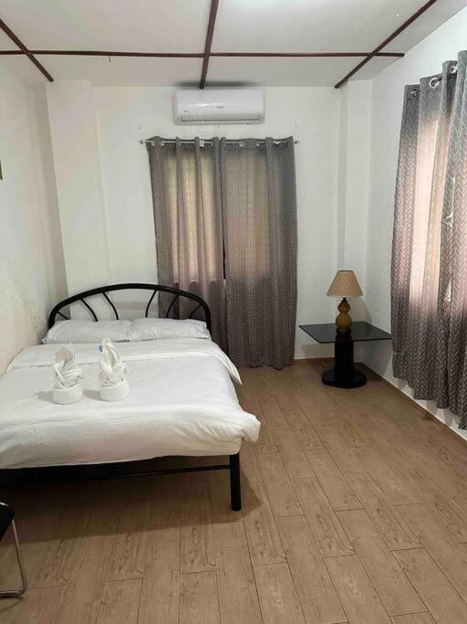 Alona Park Residence - 3 Bedroom Apartment- Alex And Jesa Unit Panglao Exteriör bild